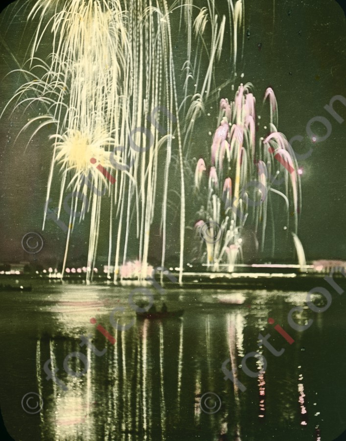 Feuerwerk am Rheinufer ; Fireworks on the Rhin - Foto foticon-600-simon-duesseldorf-340-025.jpg | foticon.de - Bilddatenbank für Motive aus Geschichte und Kultur